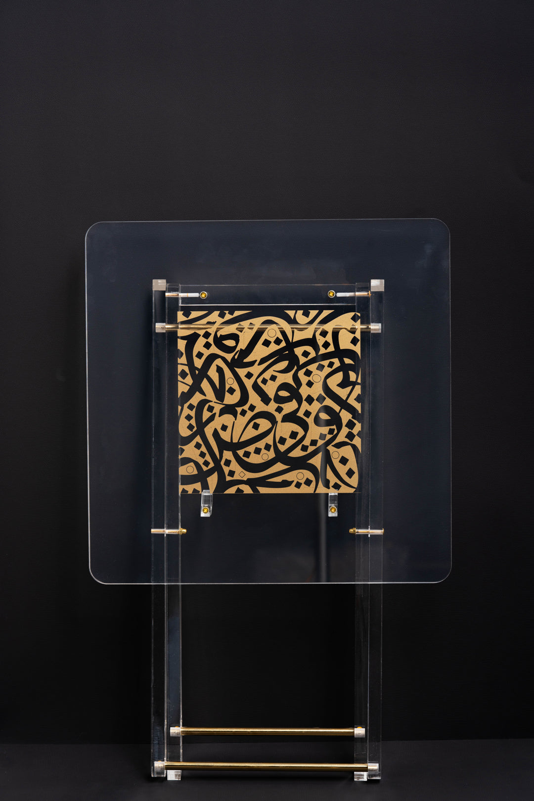 طقم 4 طاولات قهوة اكريليك تصميم مربع ذهبي و شفاف مع حامل من ريفال RF00411